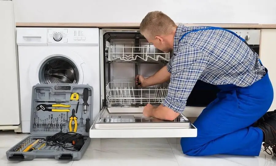 Akyazı Protherm servisi teknisyen ekibi beyaz eşya tamiri yaparken